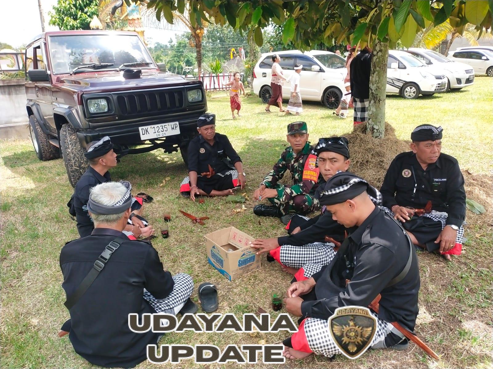 Wujudkan Kamtibmas, Babinsa Kayubihi Bersama Pecalang Laksanakan Komsos
