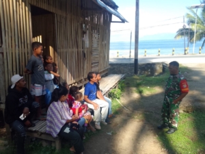 Pemantauan Keamanan Wilayah, Babinsa Embuteru Sambut Antusias Masyarakat