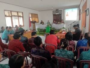Cegah pencemaran lingkungan, Babinsa 1623-07/Bebandem dukung pembatasan penggunaan plastik dan pengolahan sampah berbasis sumber.