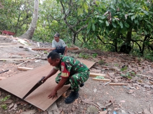 Babinsa Endem Bantu Fisik Warga, Bangun Pintu Rumah sebagai Wujud Komsos