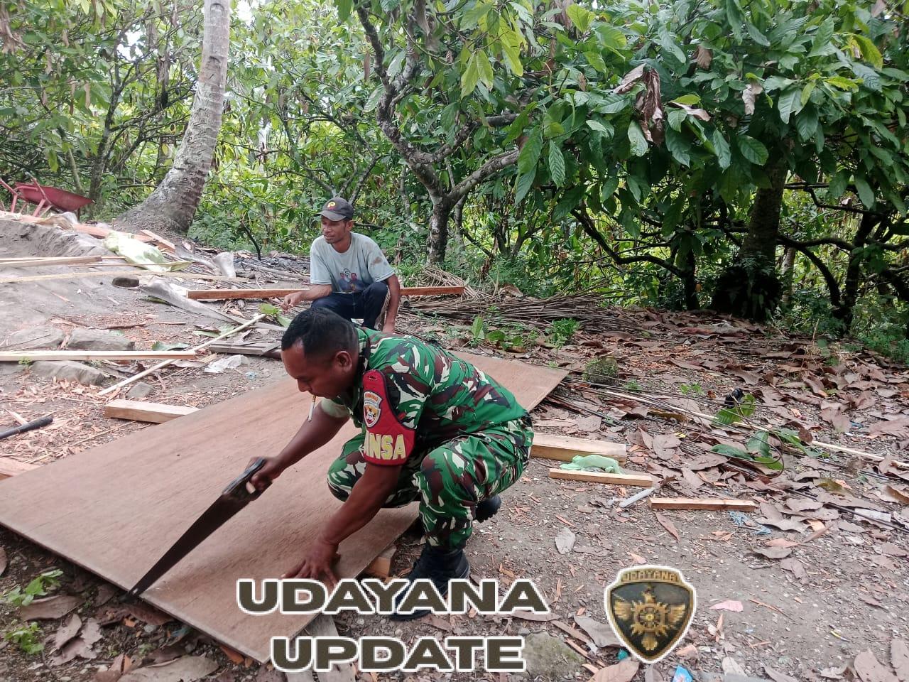 Babinsa Endem Bantu Fisik Warga, Bangun Pintu Rumah sebagai Wujud Komsos