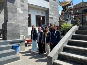 Geladi Upacara Digelar Pemdes Nyalian, Babinsa Kopda Raka Hadir Dan Bantu Kesiapan