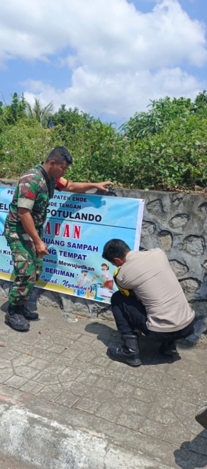 Wujudkan Lingkungan Bersih, Babinsa dan Lurah Potulando Gelar Aksi Karya Bakti