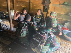 Anjangsana Penuh Kehangatan, Satgas Yonif 743/PSY Diterima Ondoafi Kampung Tinolok