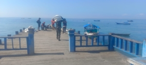 TNI AD Hadir di Tengah Masyarakat, Babinsa Kodim 1602/Ende Awasi Bantuan Pangan Pemerintah