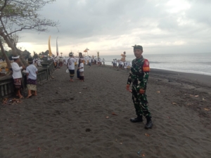 Babinsa Tojan Dan Semarapura Klod Turun Ke Wilayah Beri Pengamanan Upacara Melasti