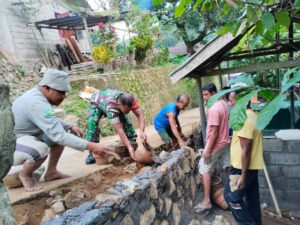 Monitoring Wilayah dan Karya Bakti, Babinsa Tunjukkan Kepedulian Nyata di Ende Utara