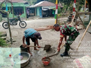 Babinsa Kopda Kosmas Kerhi Aktif Dampingi Warga Dalam Pembangunan dan Jaga Kamtibmas