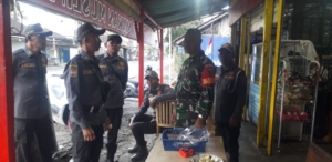 Babinsa 1623-05/Manggis bersama tim gabungan laksanakan sidak penduduk pendatang.