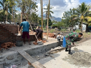 Babinsa Jadi Penggerak Gotong Royong Warga Desa Ataili