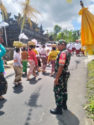 Babinsa Koramil 04/Kintamani Terjun Langsung Amankan Jalannya Upacara Dewa Yadya di Desa Belancan