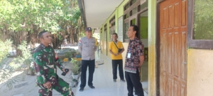 Babinsa Komsos Jalin Silaturahmi Dengan Kepala Sekolah dan Guru