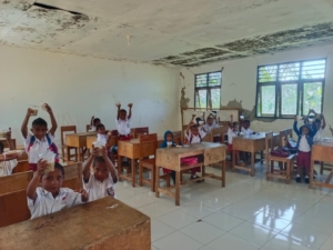 Satgas Pos Fohuk Bagikan Bubur Kacang di SD Inpres Loonuna Dalam Mendukung Program Pemerintah