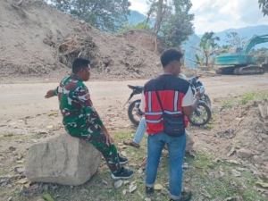 Wujudkan Wilayah Aman dan Kondusif, Babinsa Gelar Komsos di Ende