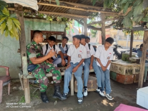 Babinsa Ende Edukasi Pelajar di Lapangan: Disiplin dan Semangat Belajar Kunci Sukses