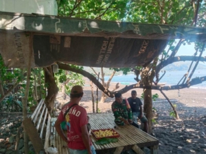 Pererat Kemanunggalan TNI-Rakyat, Babinsa Kodim 1602/Ende Sambangi Nelayan Tanjung
