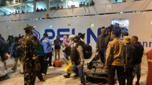 Babinsa Bersama Unsur Maritim Lakukan Monitoring dan Pengamanan Kapal di Pelabuhan Ende