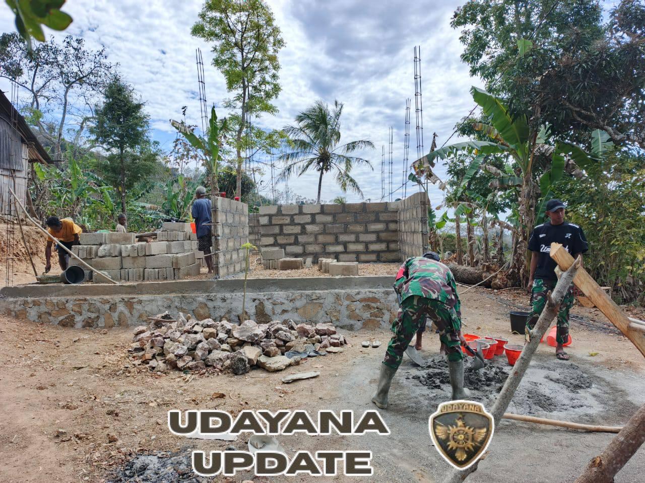 TNI Bersama Rakyat, Satgas Pamtas RI-RDTL Gotong Royong Bangun Rumah di Desa Sunsea