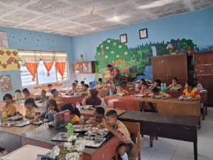 Sukseskan MBG di Sumba Timur, Kodim 1601 Dampingi Pendistribusian