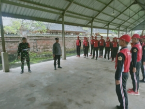 28 Peserta Paskibraka Ubud Antusias Ikuti Latihan Dasar PBB Bersama Babinsa dan Polsek