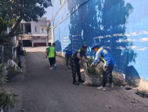 Babinsa Dompu Ajak Warga Jaga Kebersihan dan Ketertiban