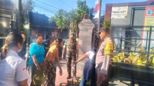Tanggap Kelangkaan Energi, Babinsa Belega Kawal Penyaluran LPG Bersubsidi ke Masyarakat