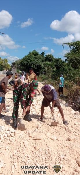 Semangat Babinsa Kupang Dukung Pekerjaan Jalan Demi Masyarakat