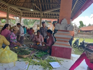 Dukung Tradisi Adat, Babinsa Bukian Kawal Persiapan Piodalan di Desa Bukian