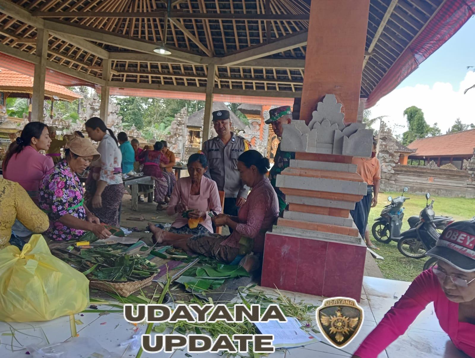 Dukung Tradisi Adat, Babinsa Bukian Kawal Persiapan Piodalan di Desa Bukian