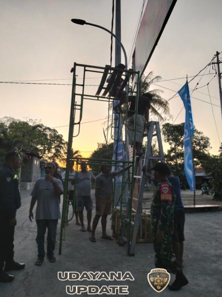 Babinsa Kawal Penyiapan Panggung Event Budaya Kelurahan Airnona