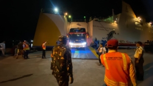 Kolaborasi dengan Instansi Terkait, Babinsa Ende Pastikan Keamanan Pelabuhan Tetap Kondusif