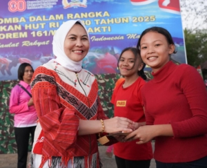 Semarak Panjat Pinang Warnai Lomba HUT RI ke-80 Korem 161/WS