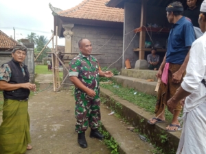 Babinsa Sulahan Bangun Komunikasi dengan Tokoh Adat Saat Upacara Keagamaan