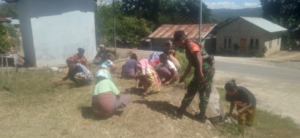 Gotong Royong Babinsa & Warga Oepuah Selatan Wujudkan Lingkungan Bersih