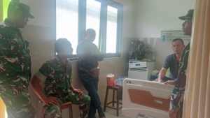 Kebersamaan Terjalin, Anggota Koramil 1626-01/Bangli Tunjukkan Empati dengan Membesuk Rekan Sakit