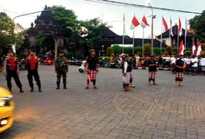 Antusias Masyarakat Ikuti Kirab Bendera dan Parade Obor di HUT RI Ke-80