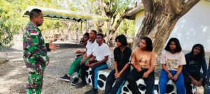 Tingkatkan Kesadaran Pemuda, Babinsa Koramil 1618-03/Insut Gelar Komsos di Humusu Wini