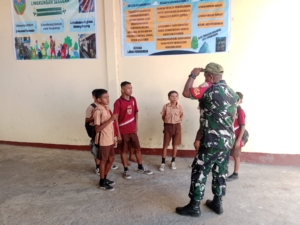 Dekatkan Diri dengan Warga, Babinsa Ende Sapa Siswa SMPK Cristoregi Lewat Komsos