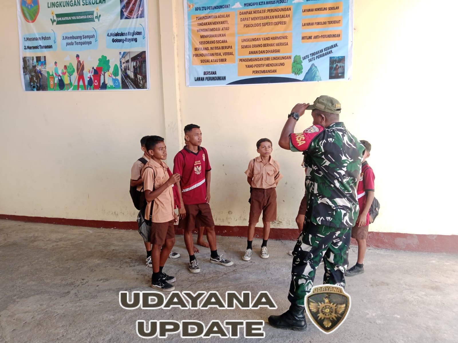 Dekatkan Diri dengan Warga, Babinsa Ende Sapa Siswa SMPK Cristoregi Lewat Komsos