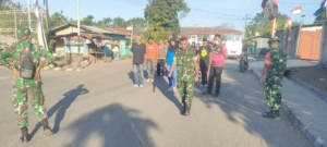 Babinsa Praka Syamsudin Beri Pelatihan Defile bagi Staf Kecamatan Ende Selatan