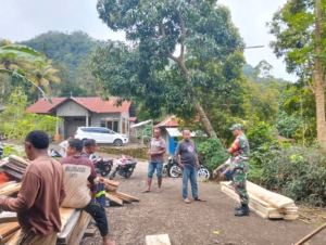 Jaga Keamanan Desa, Babinsa Kodim 1602/Ende Rutin Laksanakan Pamwil di Ndona Timur