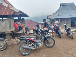 Komsos dan Pamwil Babinsa Kodim 1602/Ende Jaga Kondusifitas di Desa Sokoria