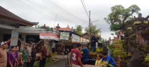 Babinsa Desa Temesi Dampingi Penyaluran 100 Tabung LPG 3 Kg kepada Warga