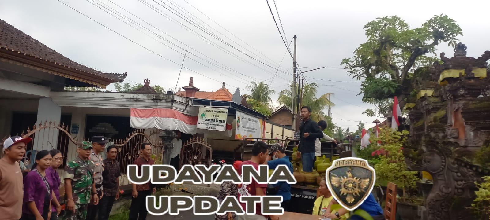 Babinsa Desa Temesi Dampingi Penyaluran 100 Tabung LPG 3 Kg kepada Warga