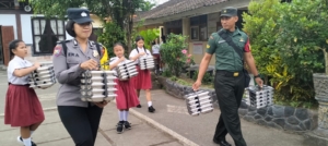Sinergi TNI dan Pemerintah, Babinsa Hadir Kawal Penyerahan Paket Makan Bergizi Gratis di Sekolah