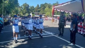 Bati Tuud Koramil 1623-02/Abang turut berpartisipasi lepas peserta lomba gerak jalan pelajar SD.