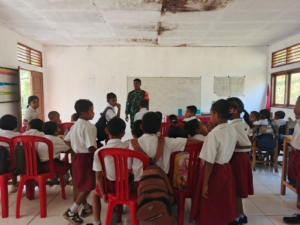 Babinsa Kodim 1602/Ende Hadir di Sekolah, Beri Motivasi dan Rasa Aman kepada Siswa