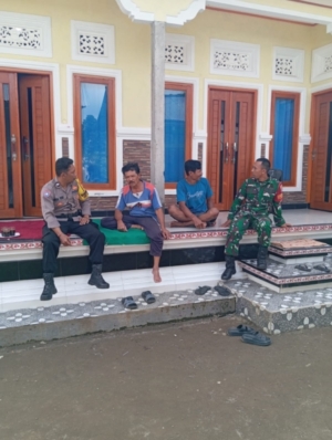 Babinsa dan Bhabinkamtibmas Desa Yangapi Jalin Komunikasi Sosial dengan Warga Binaan