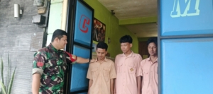 Babinsa Koramil 1602-01/Ende Tingkatkan Disiplin Pelajar Lewat Monitoring Langsung