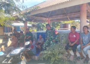 Bangun Kepercayaan Warga, Babinsa Laksanakan Komsos di Desa Watukamba